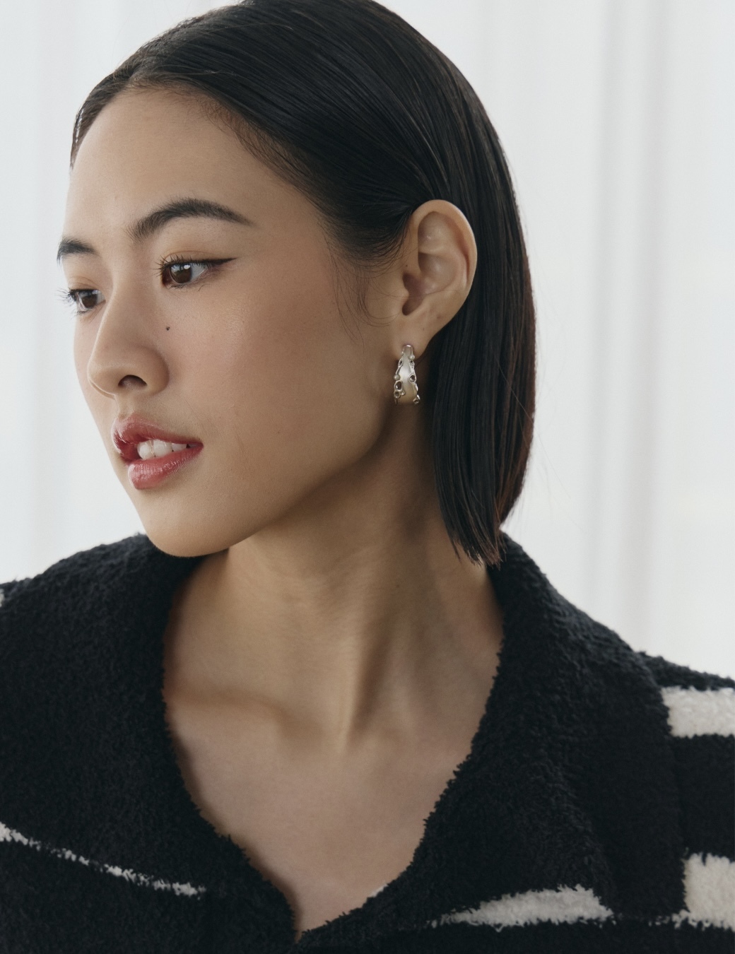 小珍珠簍空半圓圈耳環（銀色）