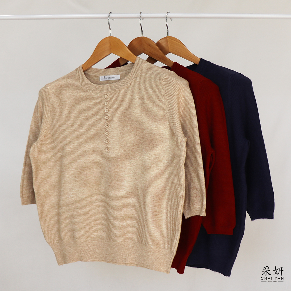 素色裝飾同色排扣針織半袖上衣