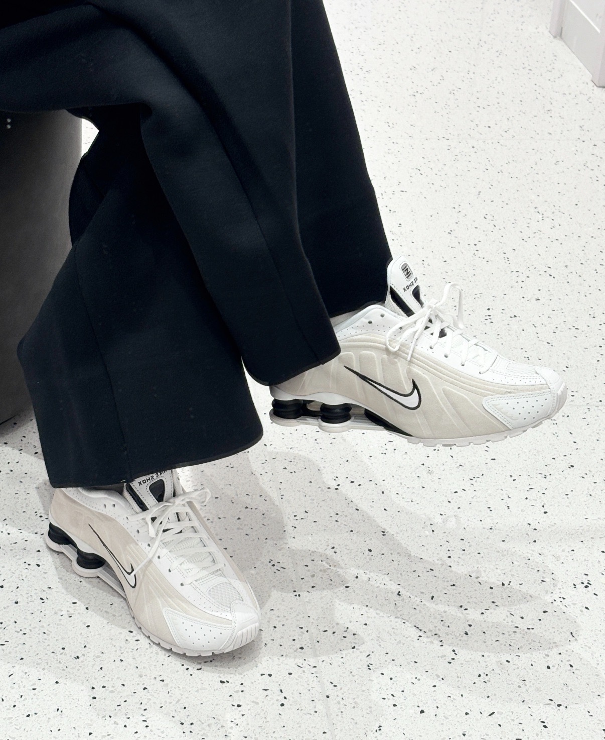 男女鞋 NIKE W SHOX R4 米白 麂皮 皮革 氣墊 緩震 復古 彈簧鞋 運動鞋【HQ7739-100】