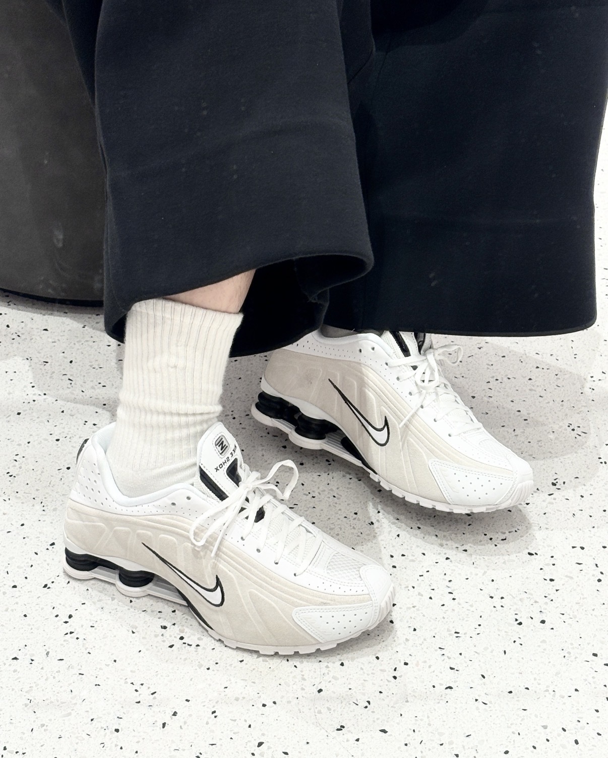 男女鞋 NIKE W SHOX R4 米白 麂皮 皮革 氣墊 緩震 復古 彈簧鞋 運動鞋【HQ7739-100】