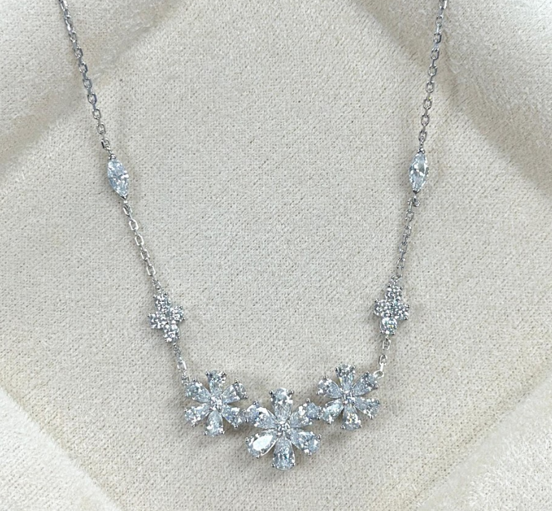 AM04 A6854 三花頸鏈39+2+2cm $380