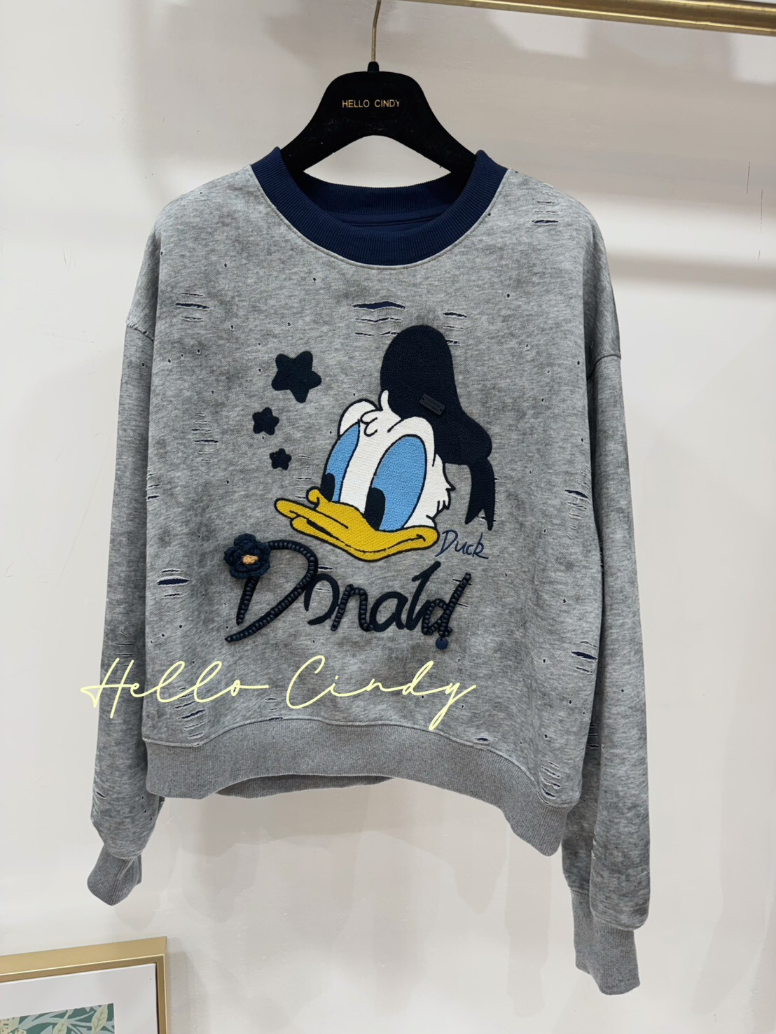 B11051 很有質感的割破撞色唐老鴨造型大學T