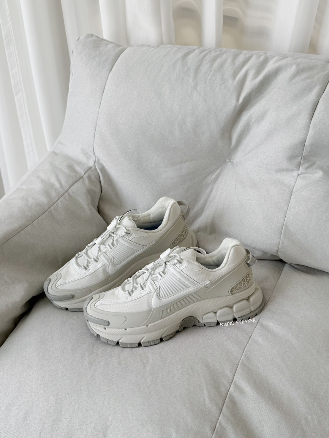 NIKE ZOOM VOMERO ROAM 防潑水 骨白灰