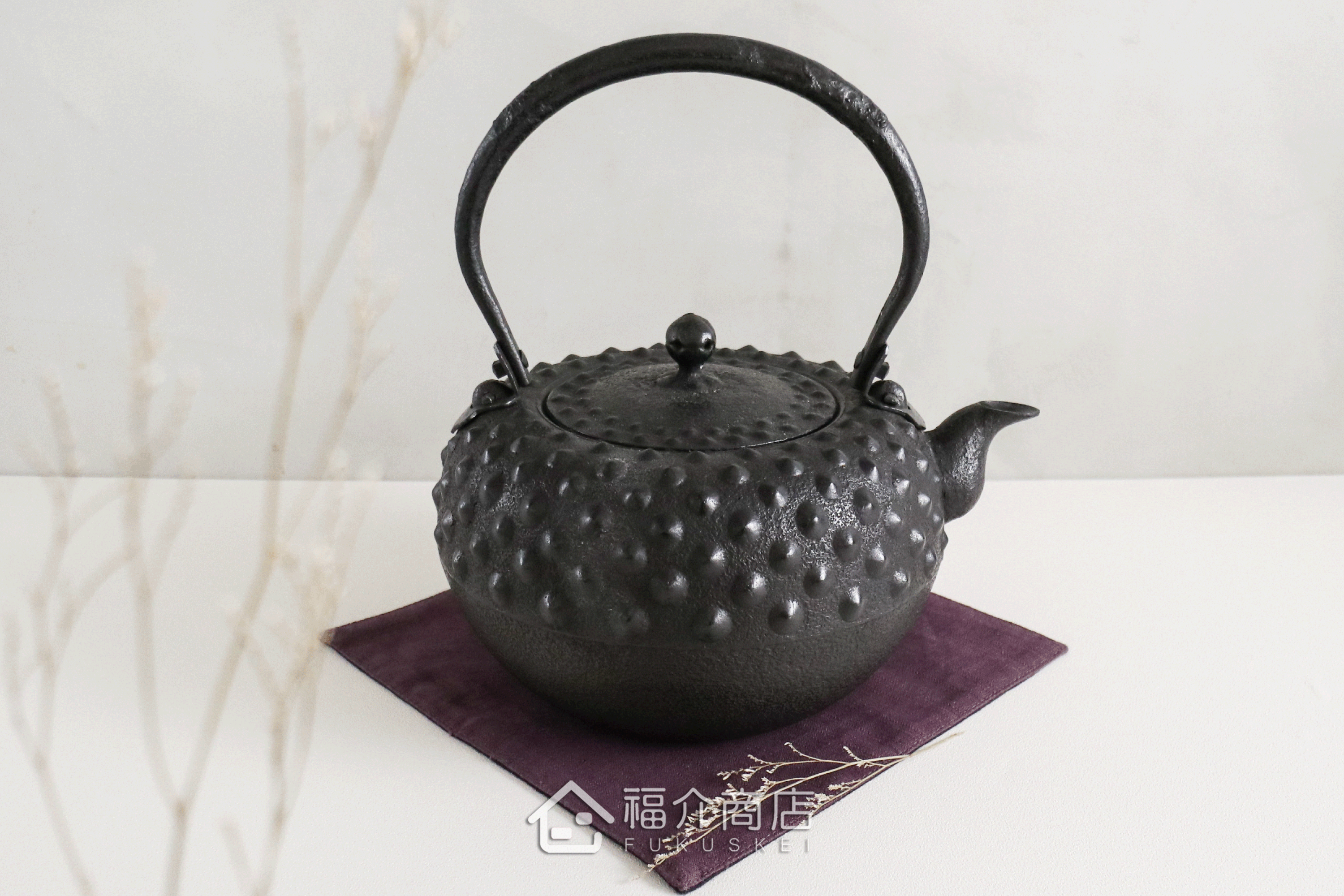 薰山工房所製作的日本鐵壺,壺身設計成鬼霰圖紋