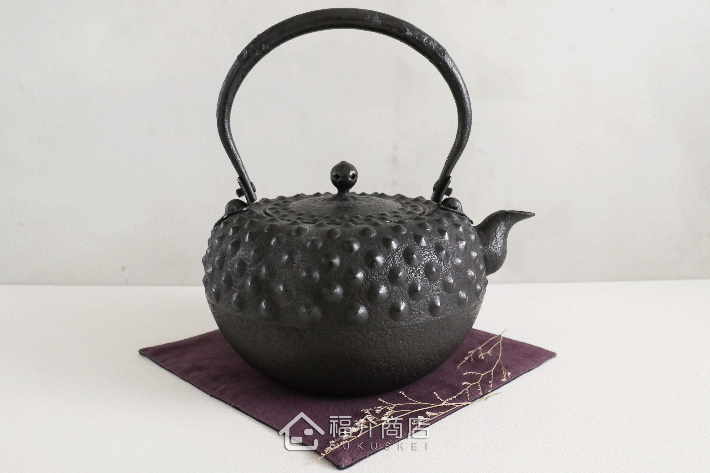 薰山工房所製作的日本鐵壺,壺身設計成鬼霰圖紋