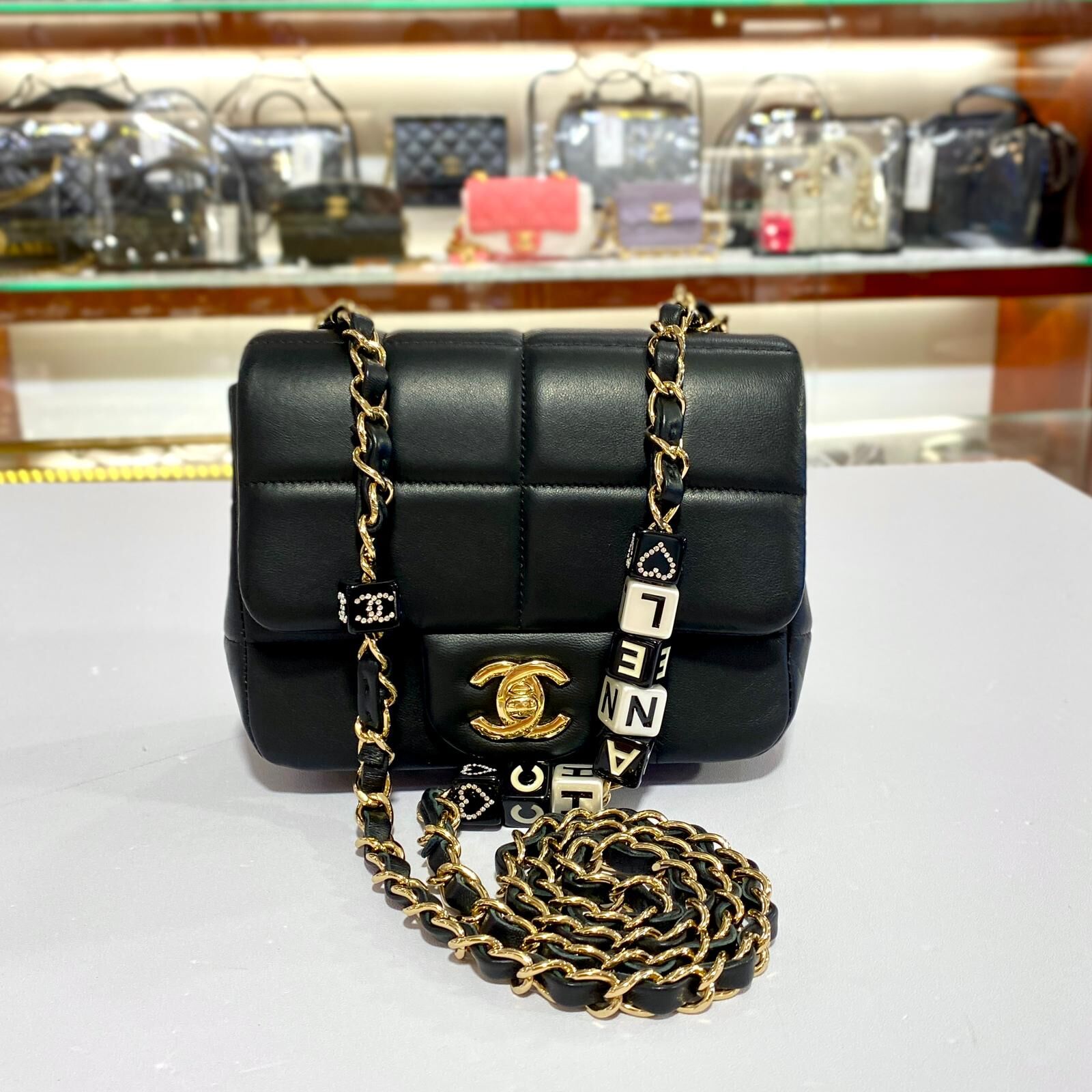 本週心動價!!! 全新Chanel方胖子, AS3744, CF17, 晶片款, 黑白骰子淡金鏈條,羊皮斜背包,#香奈兒方胖子, #兩年免費保養 #BRAND NEW #香榭站正品