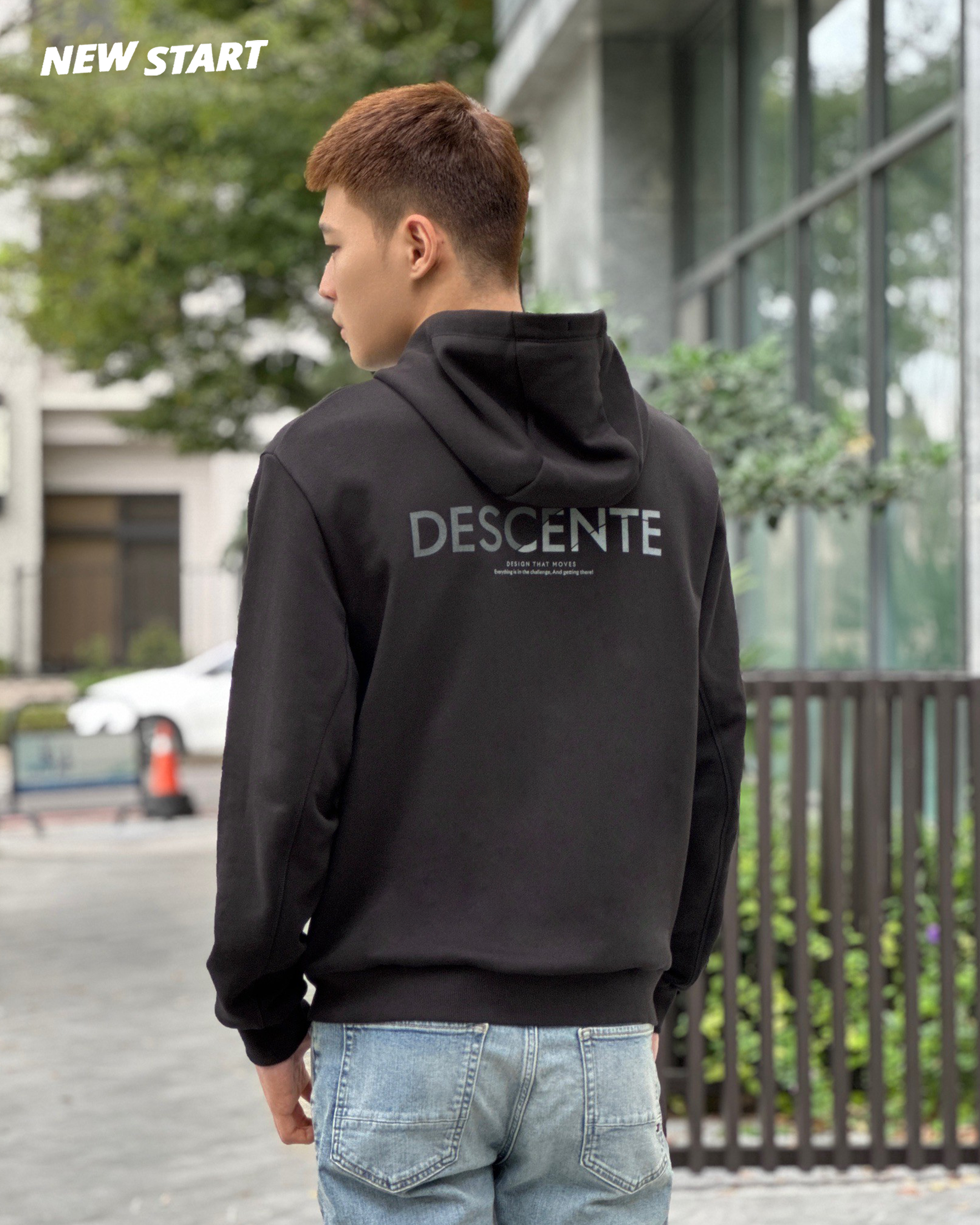 Descente 迪桑特 背後漸層字母 連帽外套