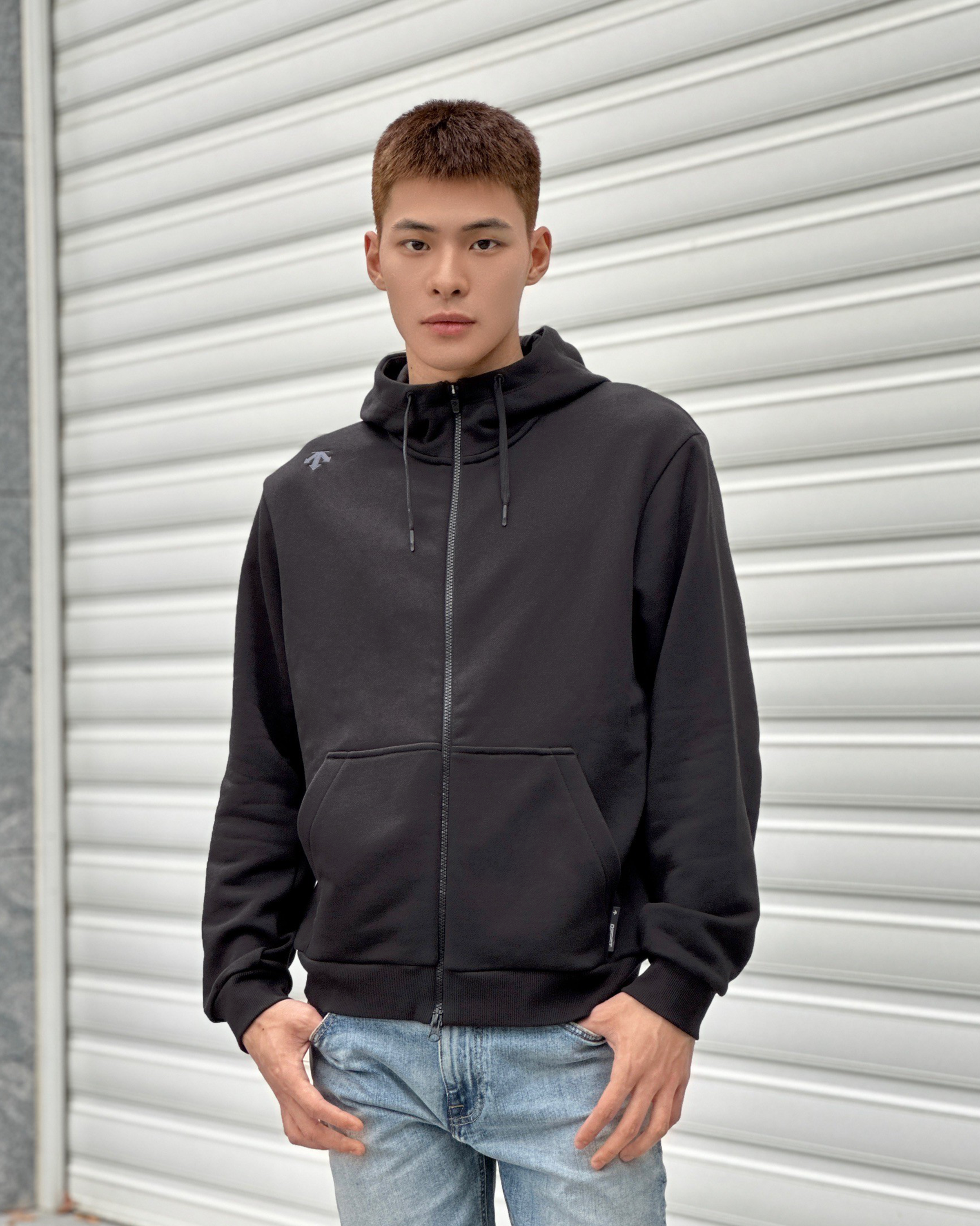 Descente 迪桑特 背後漸層字母 連帽外套
