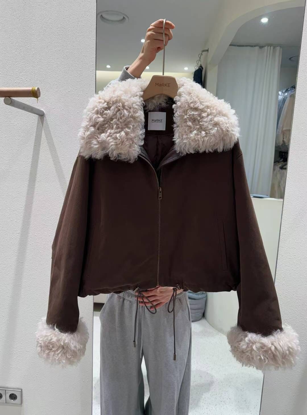 ME5213 毛絨領棕色短版外套