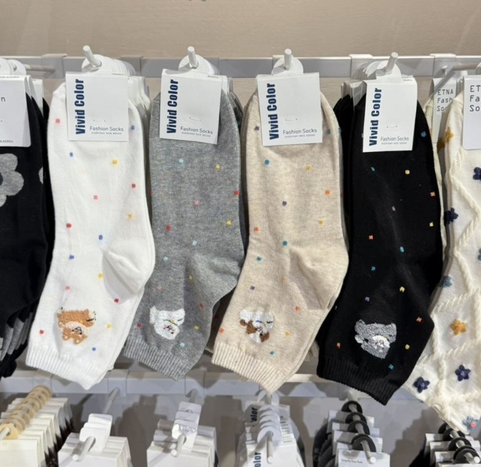 【成人長襪 買五送一】韓國 長襪 彩色點點毛絨刺繡狗狗長襪 黑色 白色 灰色 米色