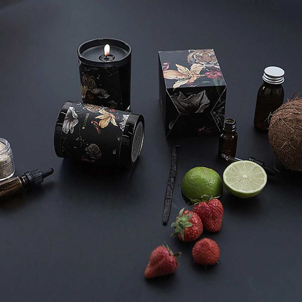 VICTORIAN-Monkey Business 香氛蠟燭，鳯梨與百香果，包裝及瓶身插畫設計精美