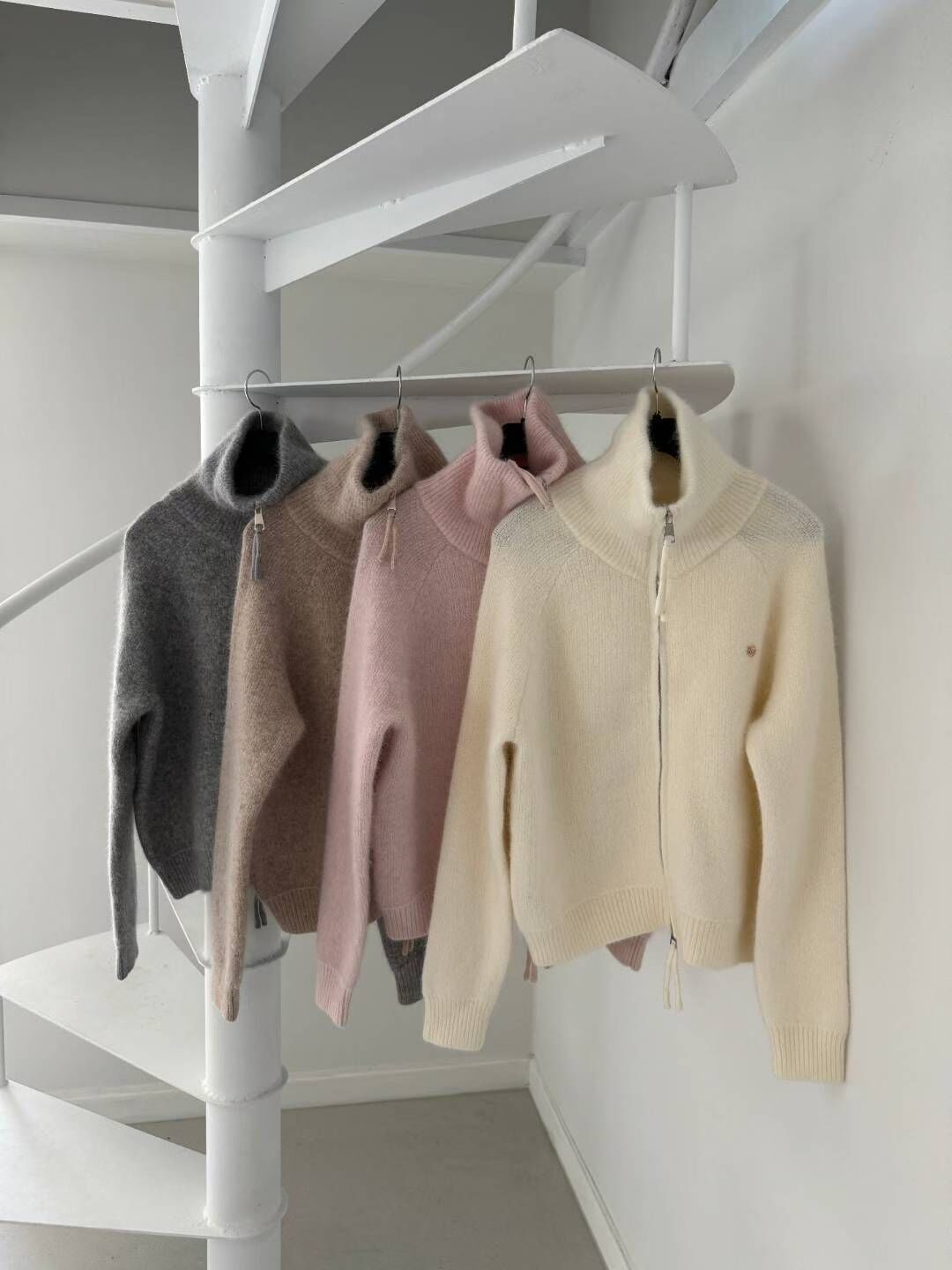 ME5228 溫柔高領拉鍊外套