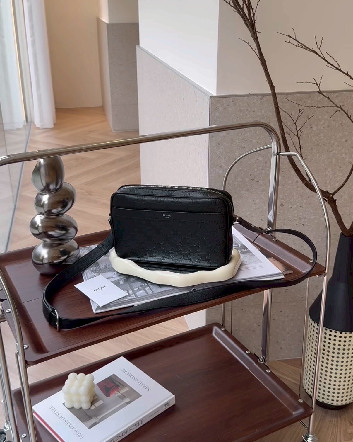 CELINE｜凱旋門壓紋牛皮斜跨包 黑色