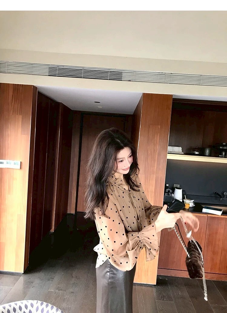 奶茶杏配色點點綁帶蝴蝶結澎澎袖上衣-S-L (Elegant & Love)