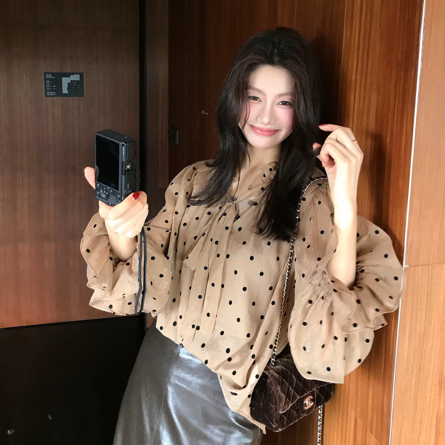 奶茶杏配色點點綁帶蝴蝶結澎澎袖上衣-S-L (Elegant & Love)