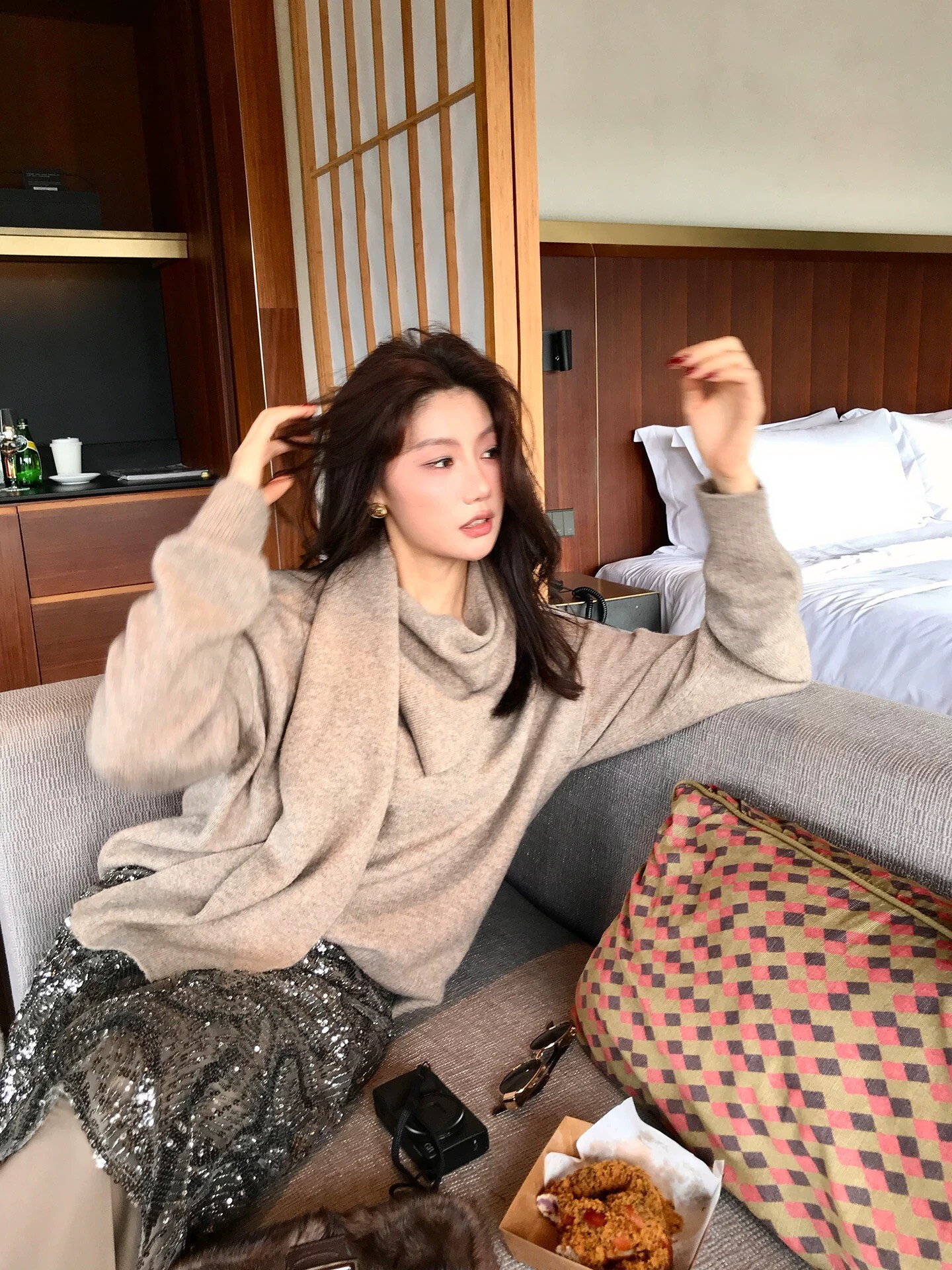 奶油杏不對稱繞脖領巾造型毛衣-S-L (Elegant & Love)