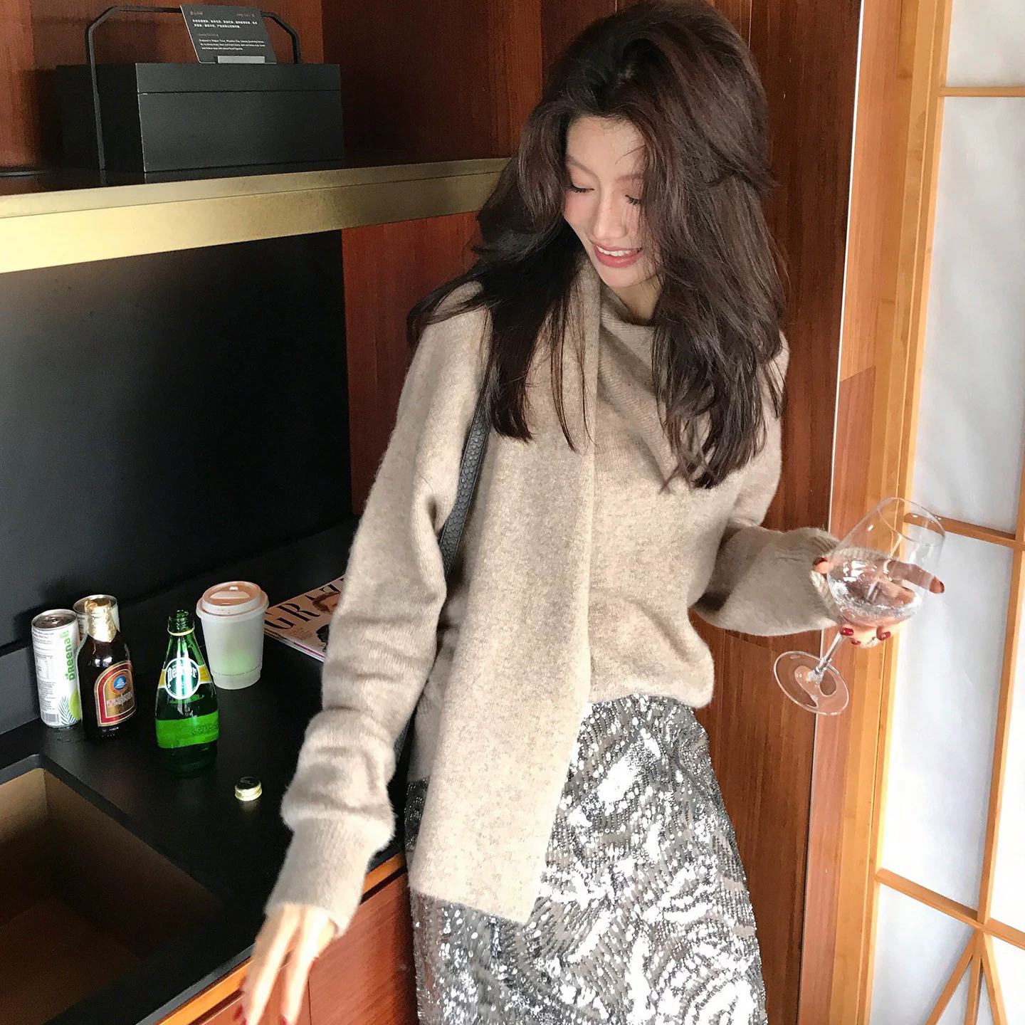 奶油杏不對稱繞脖領巾造型毛衣-S-L (Elegant & Love)