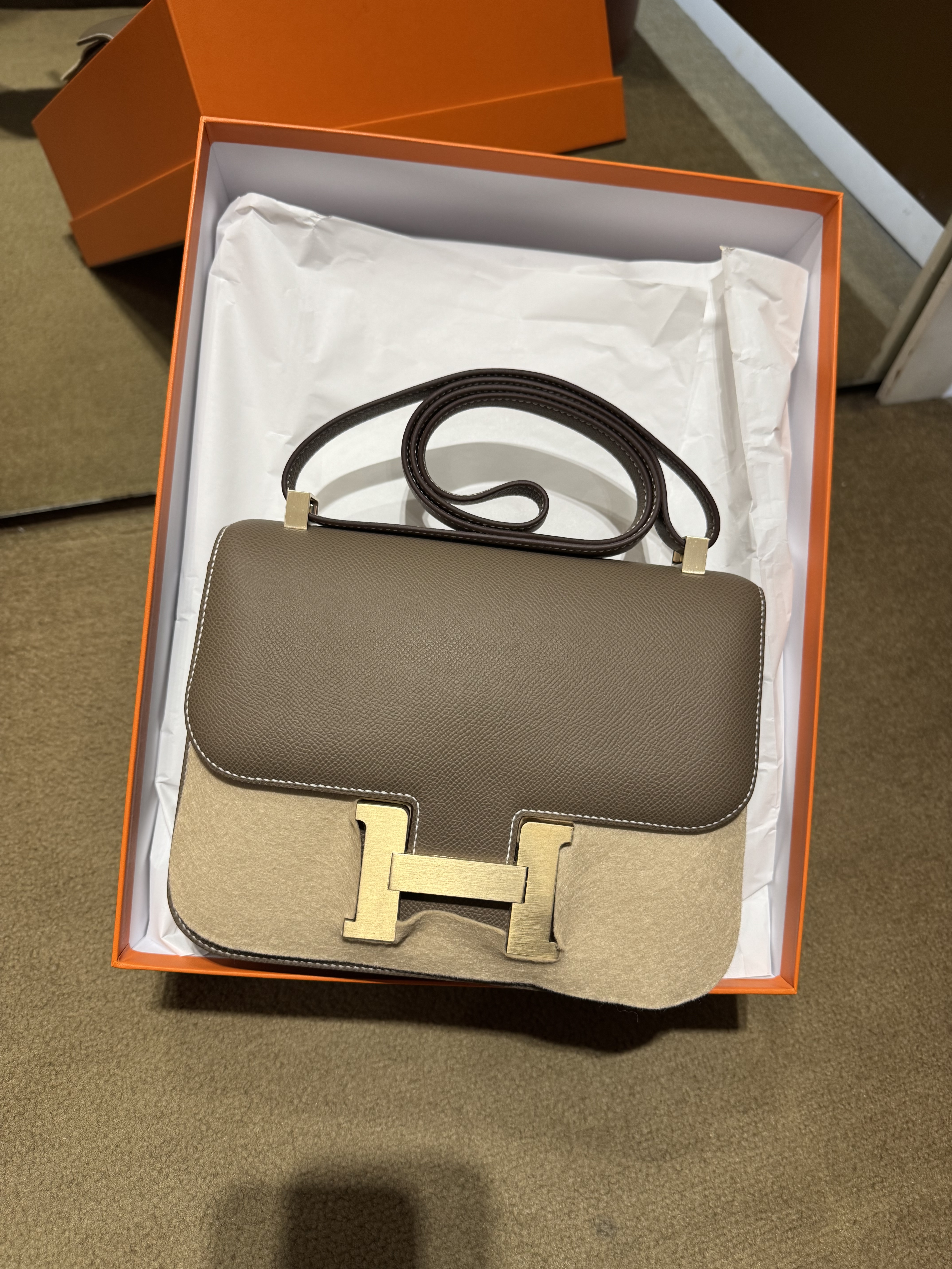 Constance 24 18 etoupe cu 拉絲淡金扣 epsom K