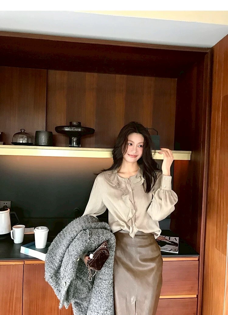 奶油杏氣質荷葉滾邊圓領排釦上衣-S-L (Elegant & Love)