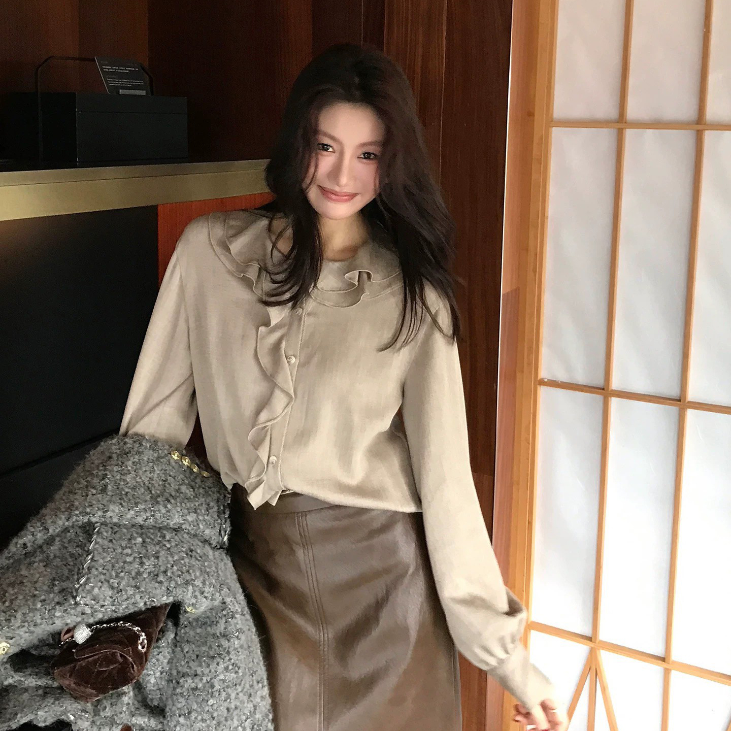 奶油杏氣質荷葉滾邊圓領排釦上衣-S-L (Elegant & Love)