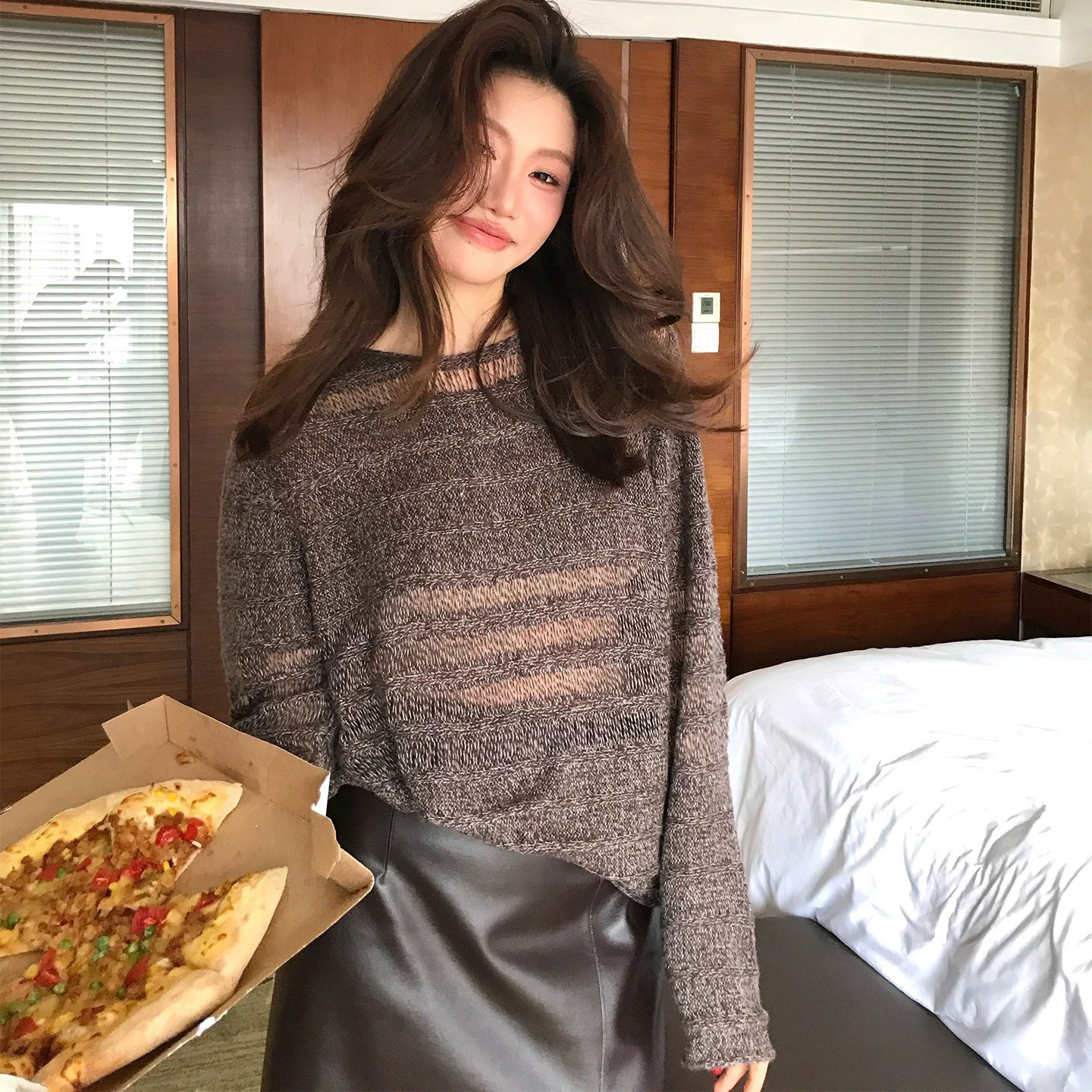 拼接透膚感亮片圓領針織上衣-M-L/ 4色 (Elegant & Love)