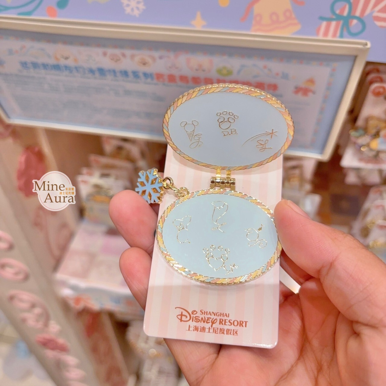 達菲 Duffy 與好友們 冰雪伙伴系列 翻蓋設計 簽名 徽章 PIN -上海迪士尼樂園