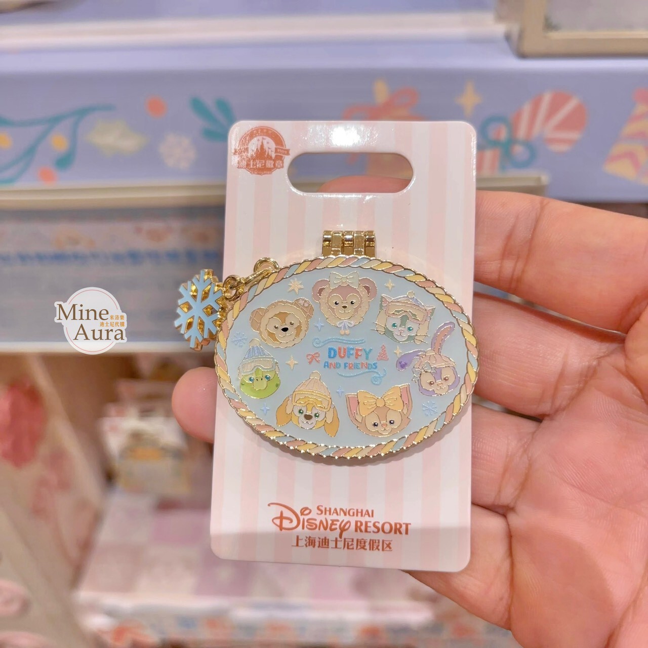 達菲 Duffy 與好友們 冰雪伙伴系列 翻蓋設計 簽名 徽章 PIN -上海迪士尼樂園