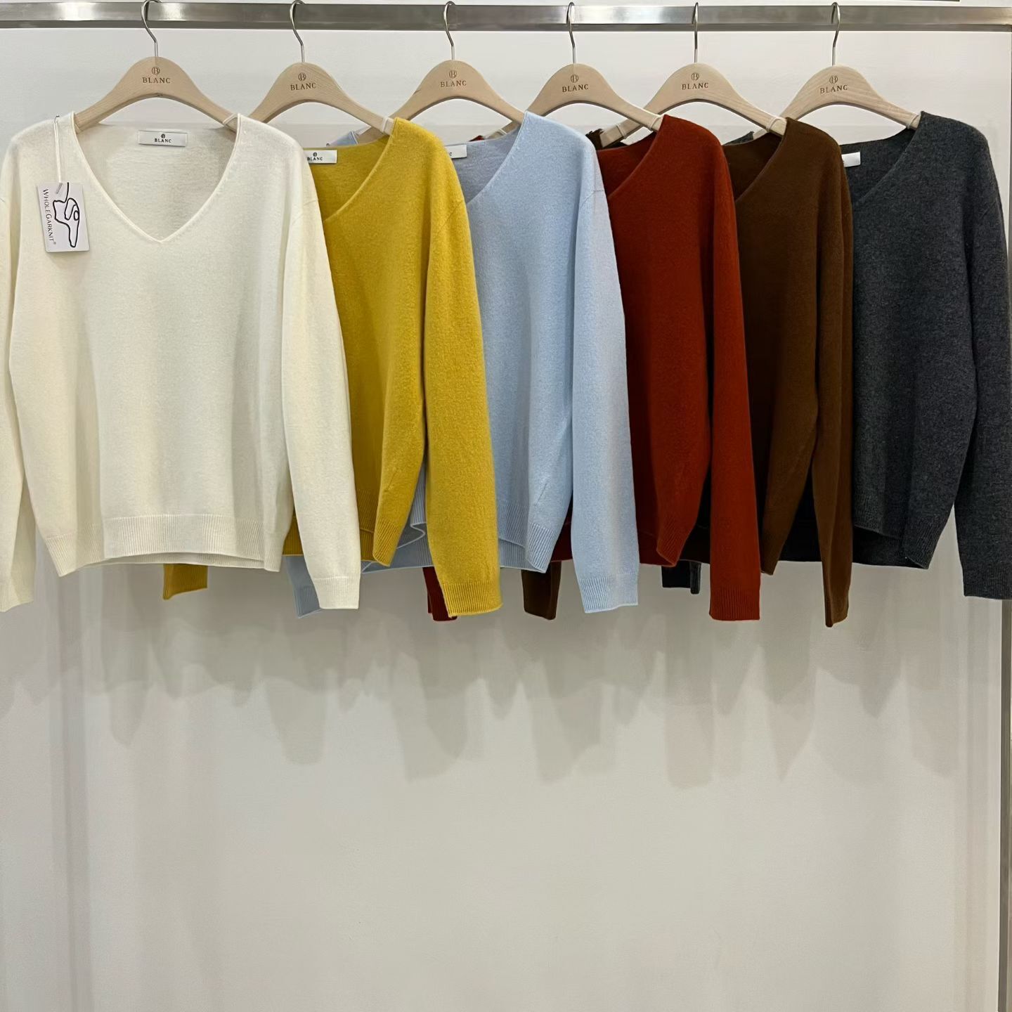 MB5218 羊毛大V領針織上衣