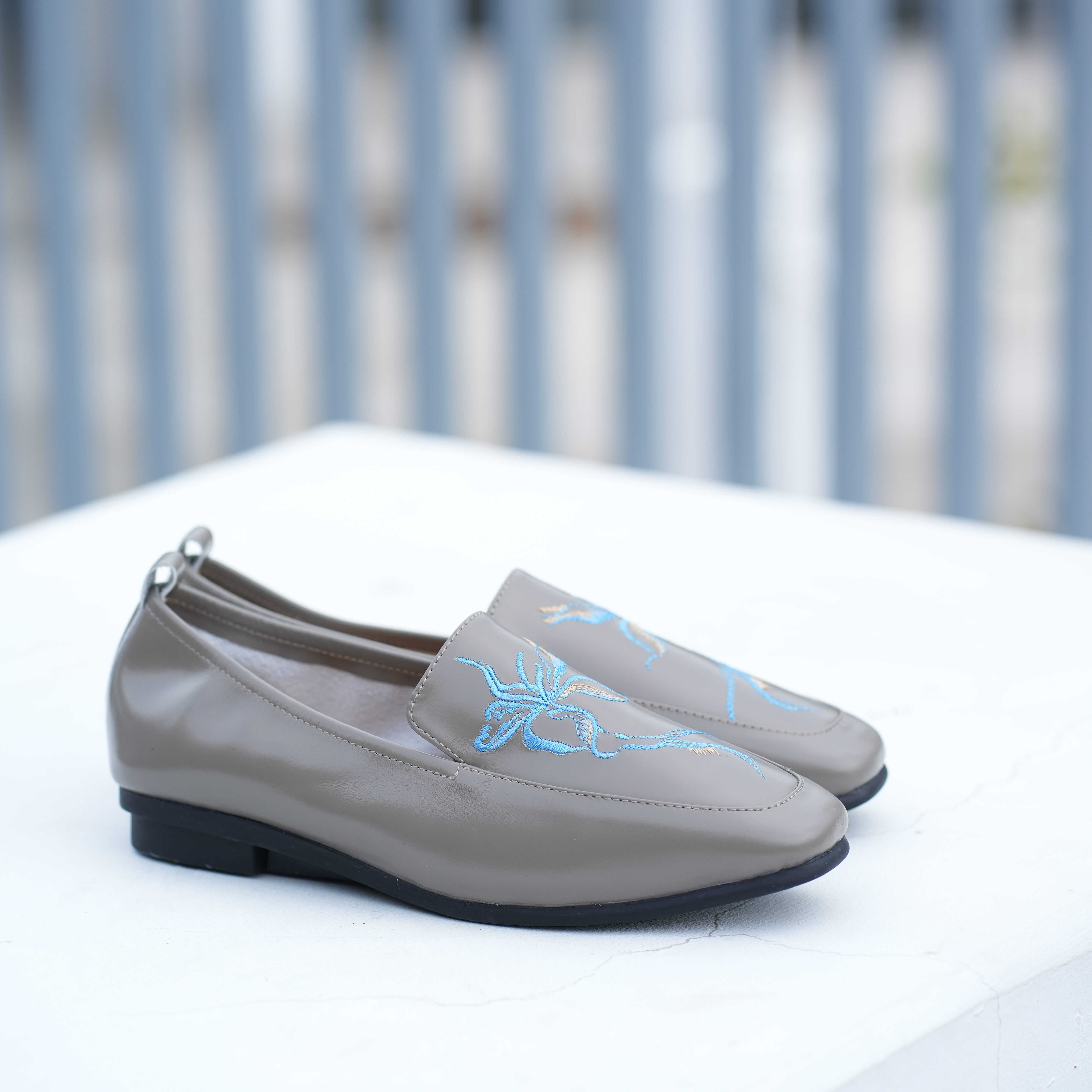 刺繡樂福鞋｜靜花影(質感灰)