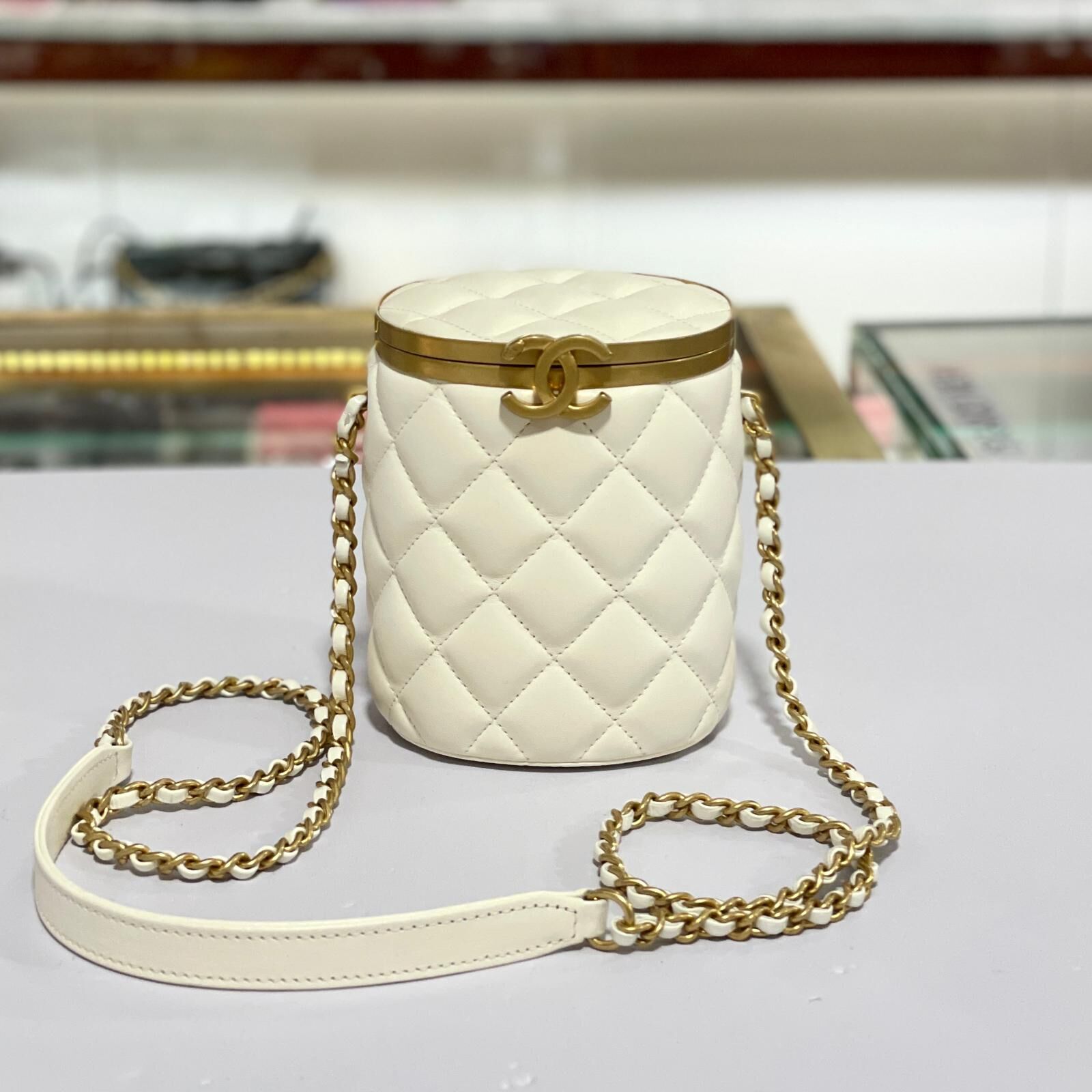 本週心動價!!! 全新Chanel圓筒包,AS2640,白色羊皮晶片款,Chanel Lambskin Matelasse Shoulder Bag, #兩年免費保養 #BRAND NEW #香榭站正品