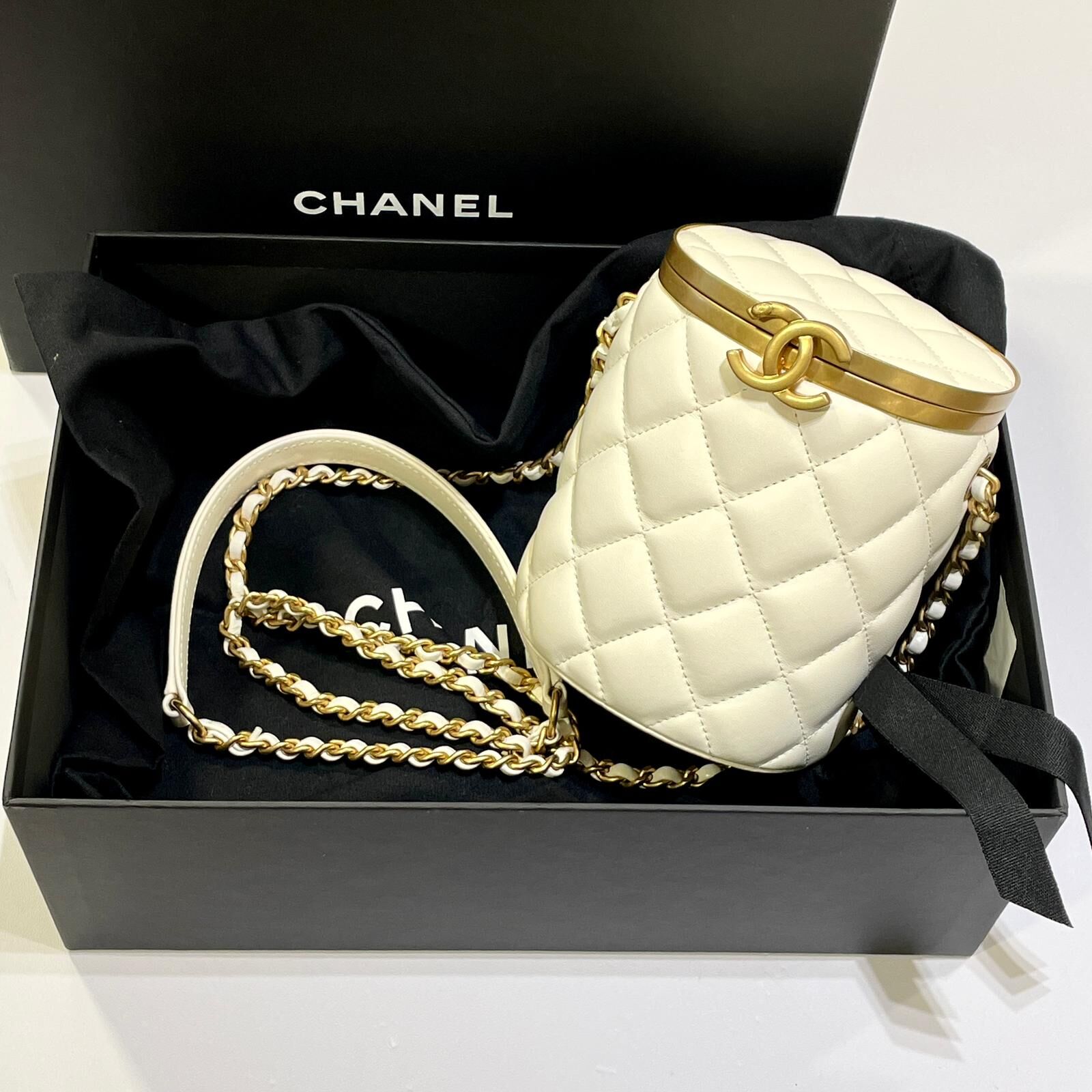 本週心動價!!! 全新Chanel圓筒包,AS2640,白色羊皮晶片款,Chanel Lambskin Matelasse Shoulder Bag, #兩年免費保養 #BRAND NEW #香榭站正品