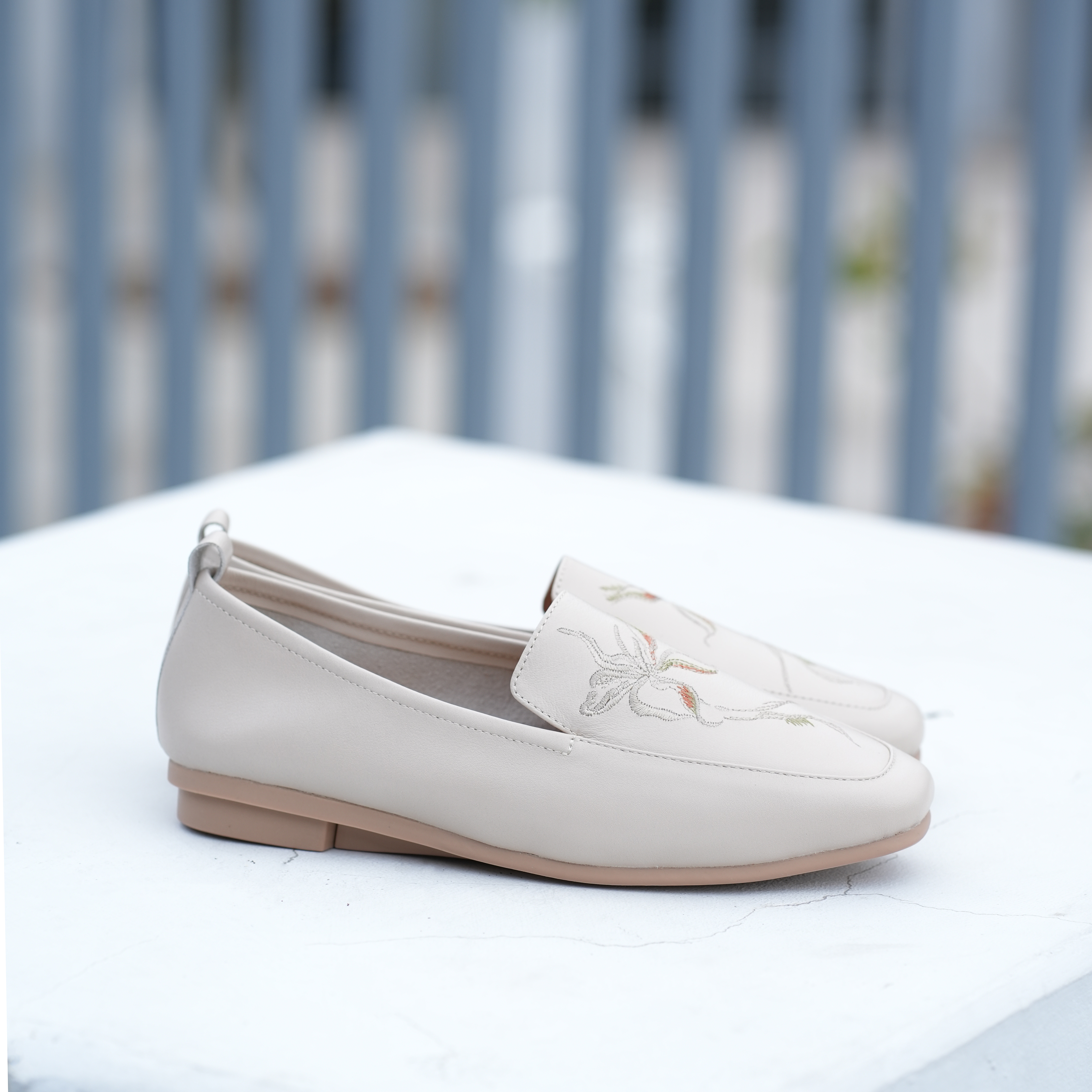 刺繡樂福鞋｜靜花影(米白)