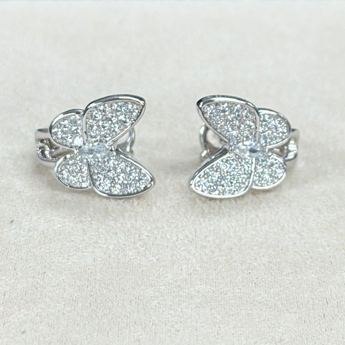 D4 E4070 蝴蝶莫桑耳針耳環 $380