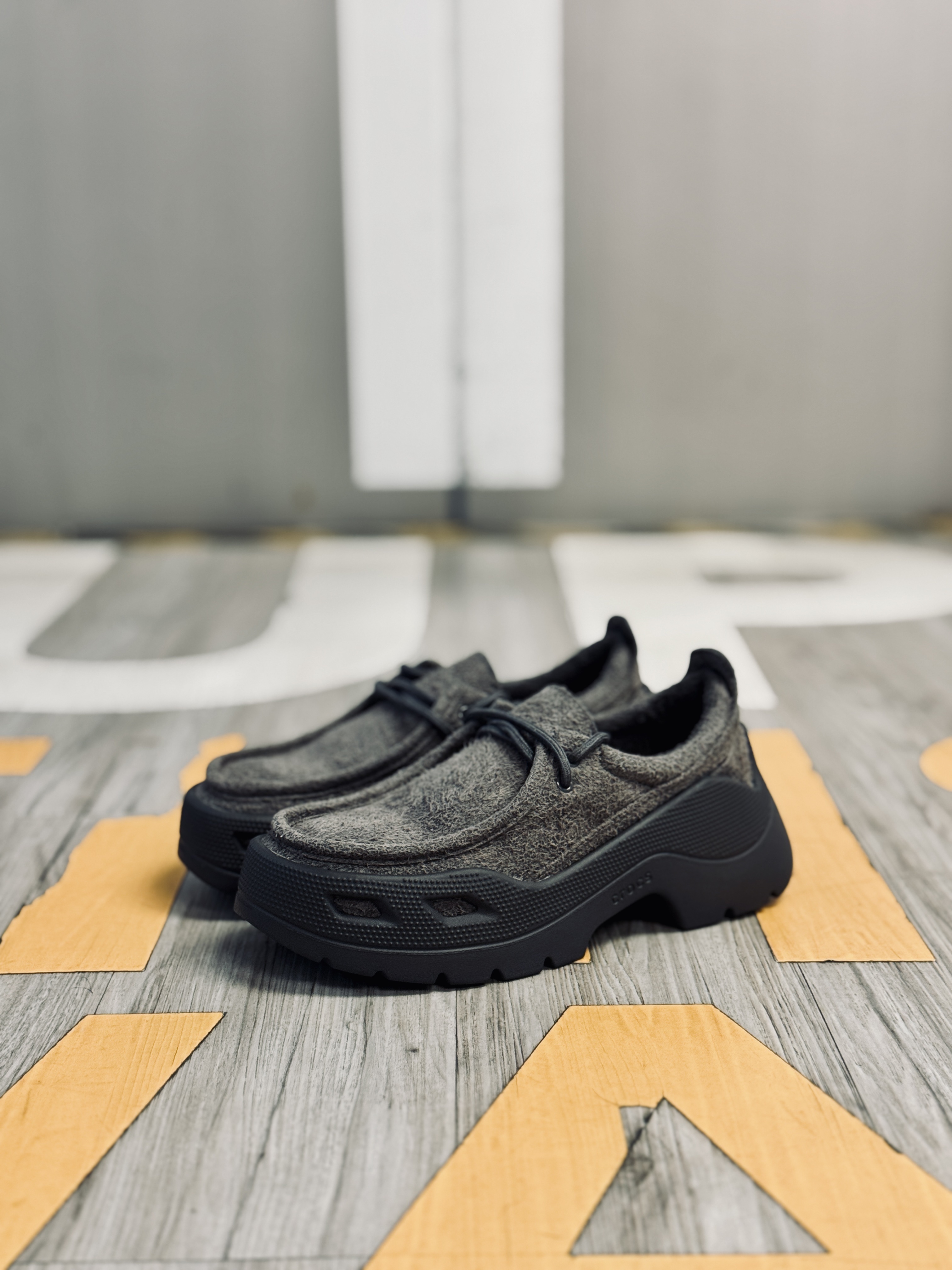 現貨] Crocs Gallery Shoe Black Sand