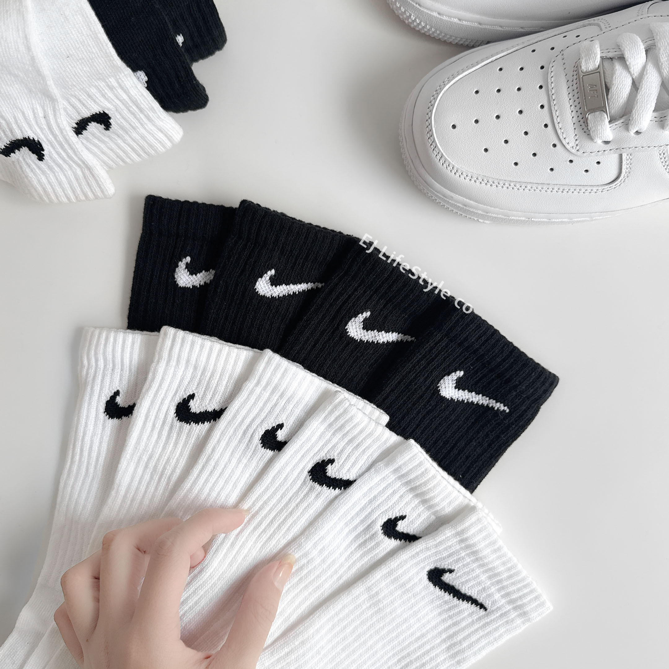 NIKE LOGO SWOOSH SOCKS 中筒襪  長襪 襪 黑勾 白黑 黑白 小勾 SX7676 / 現貨