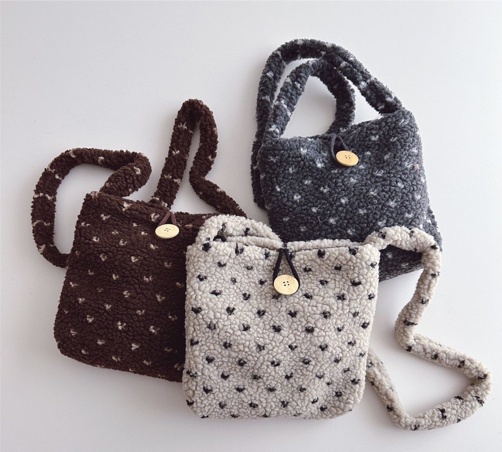 愛心毛絨斜背包