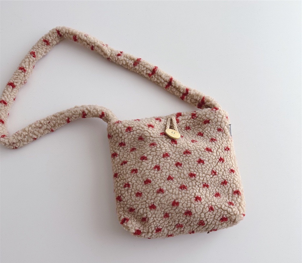 愛心毛絨斜背包