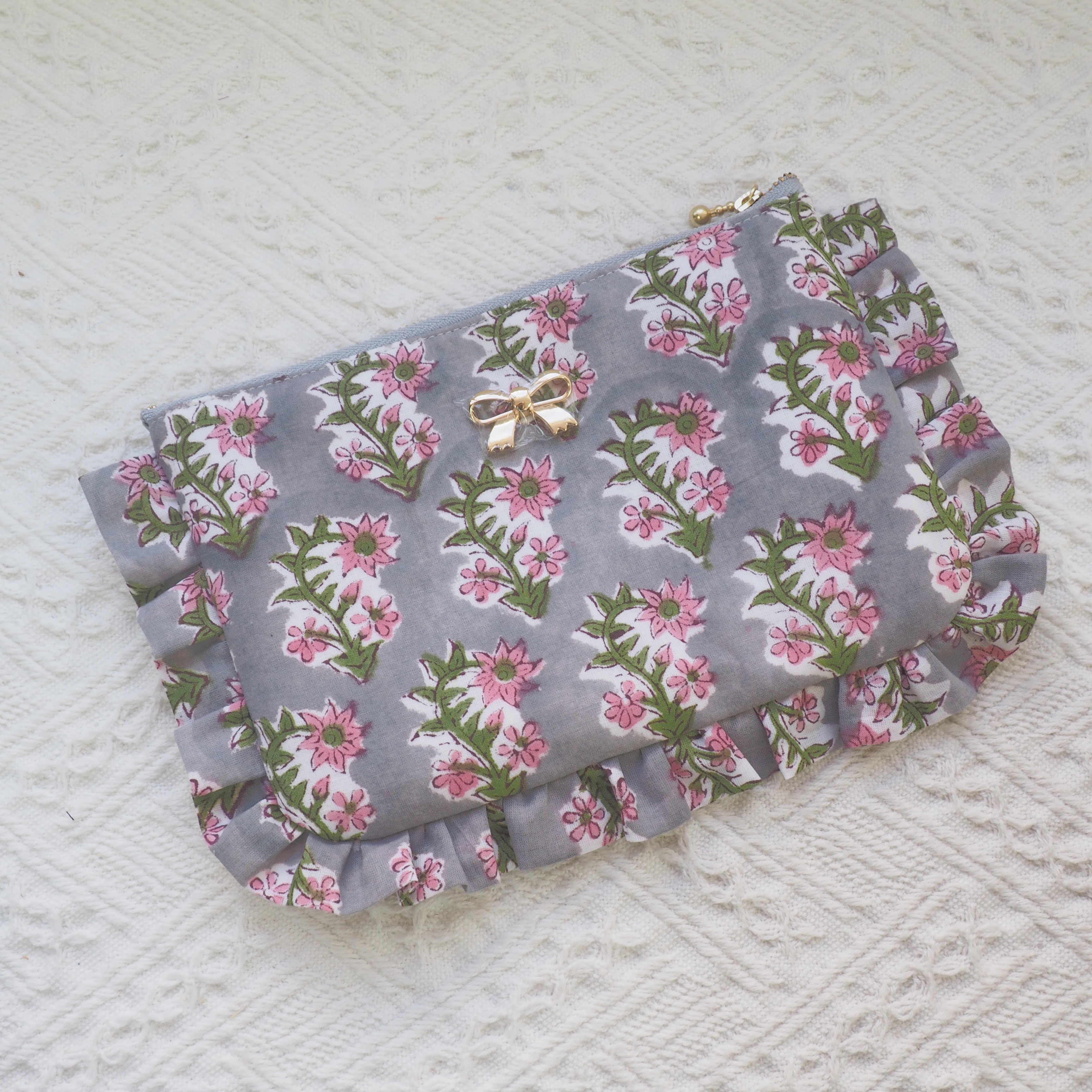 粉底粉紅色花皺褶花邊拉鏈袋