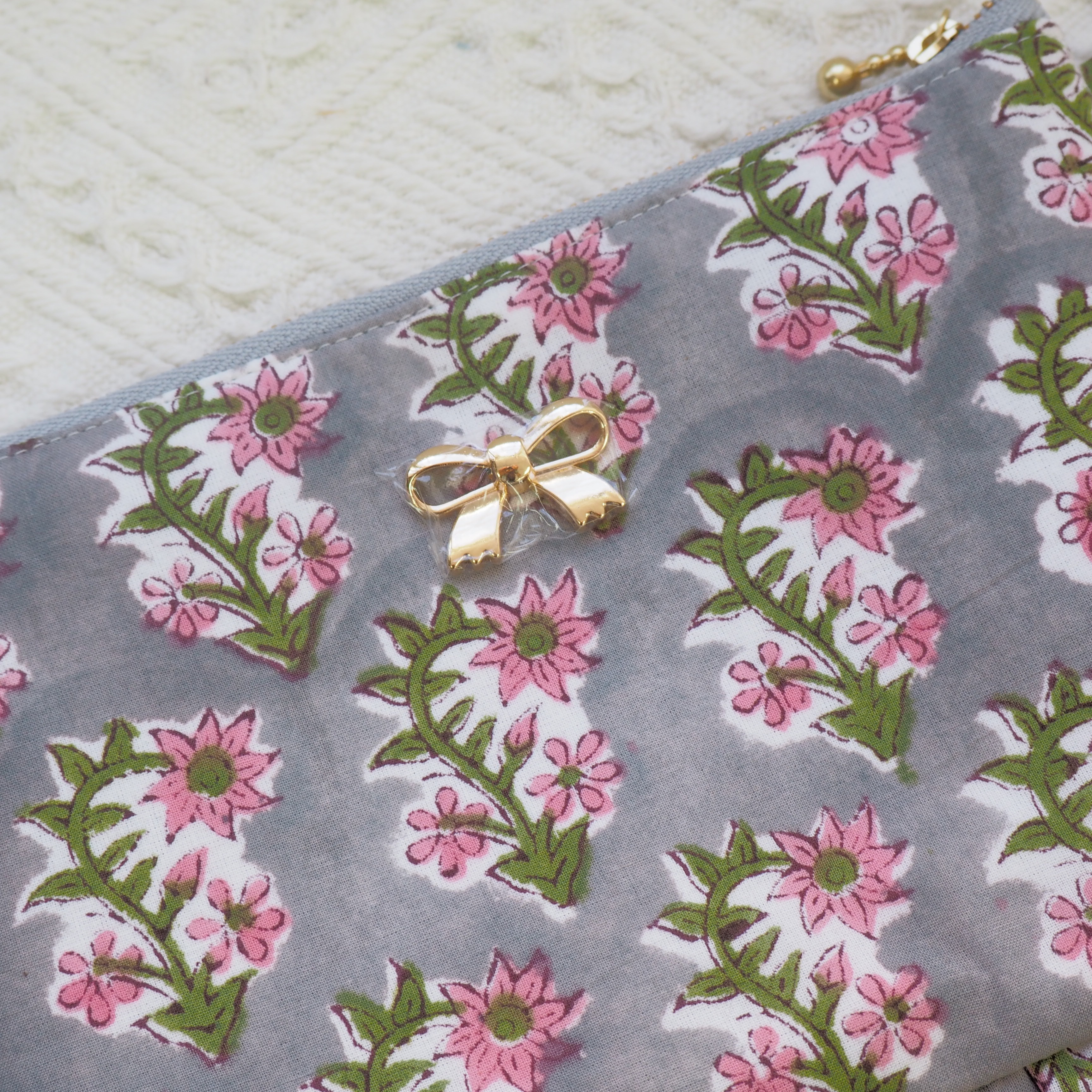 粉底粉紅色花皺褶花邊拉鏈袋