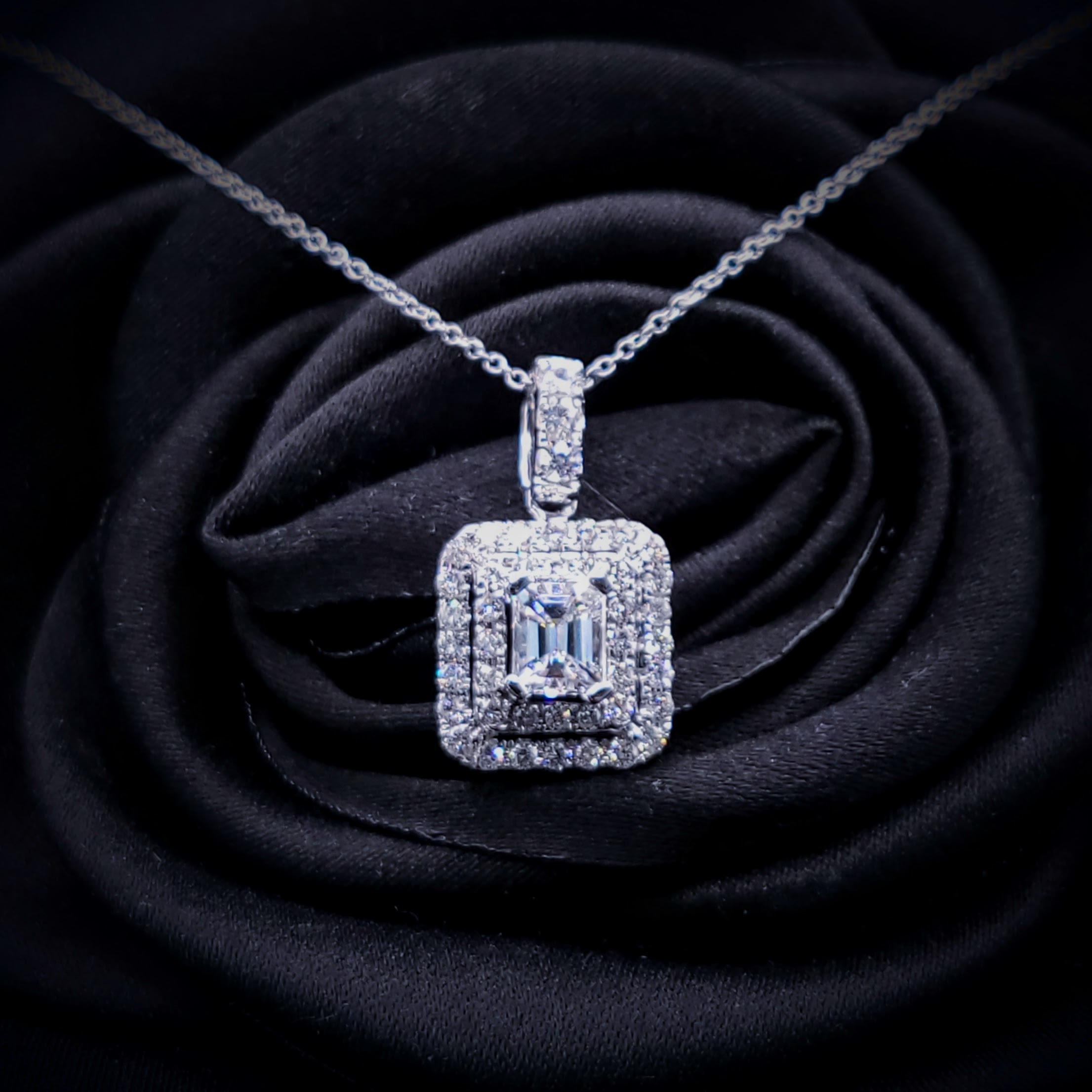 全新18K白金【單粒50份方形鑽石】配60份小鑽共1卡10份吊墜