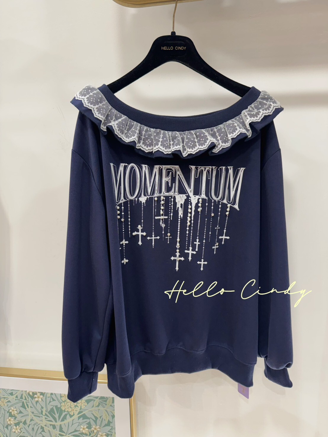 B11059 可露肩蕾絲珍珠流星甜美大學T