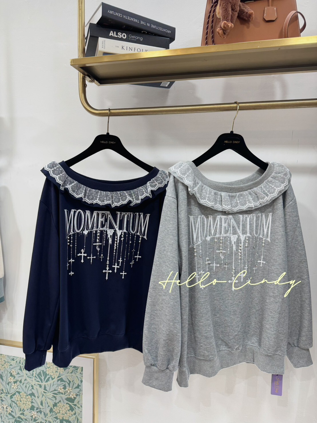 B11059 可露肩蕾絲珍珠流星甜美大學T