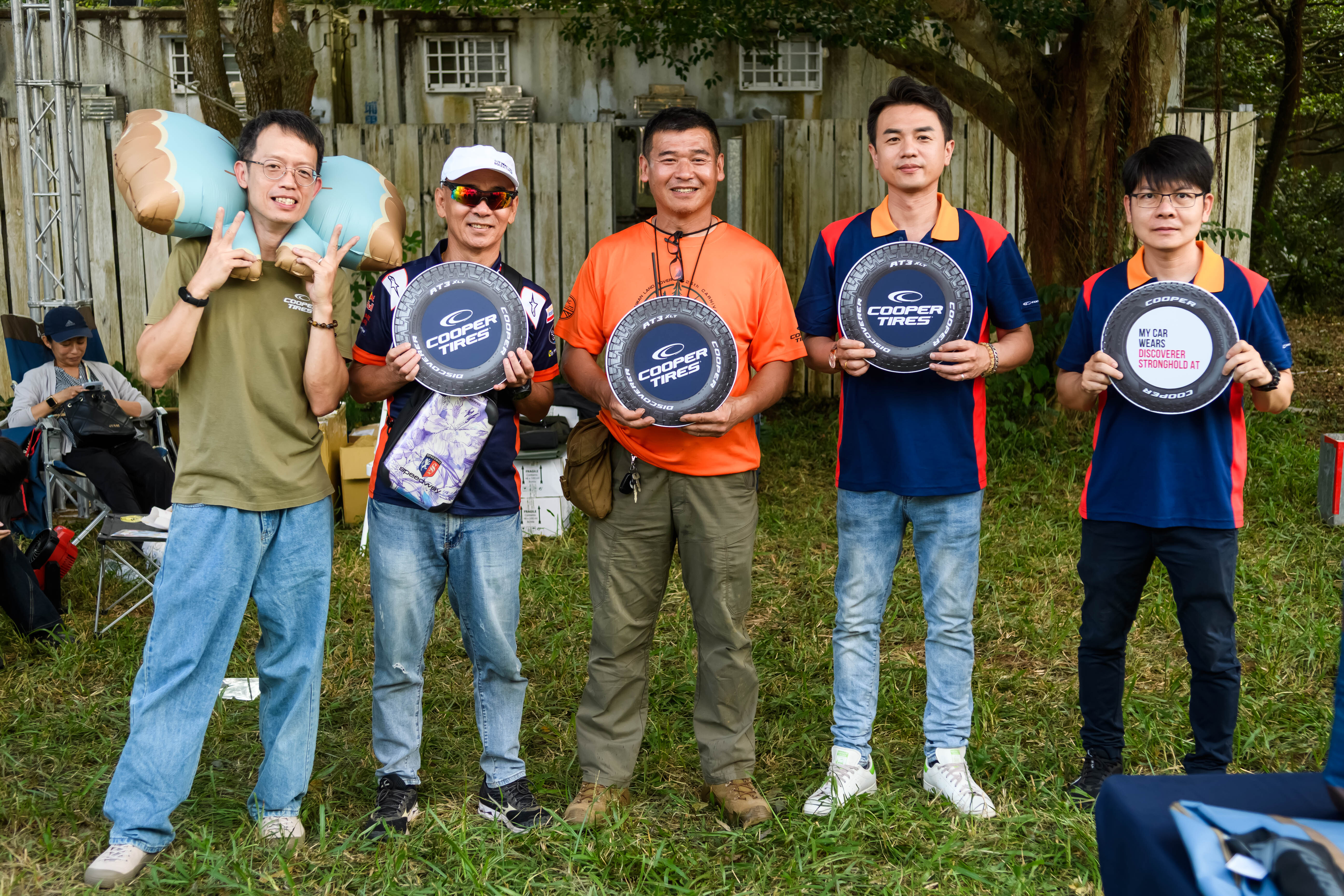 TLRC 25週年森渼原大會現場畫面,Land Rover 車隊搭載固鉑輪胎穿越泥濘地形,展現越野精神與全地形信任。