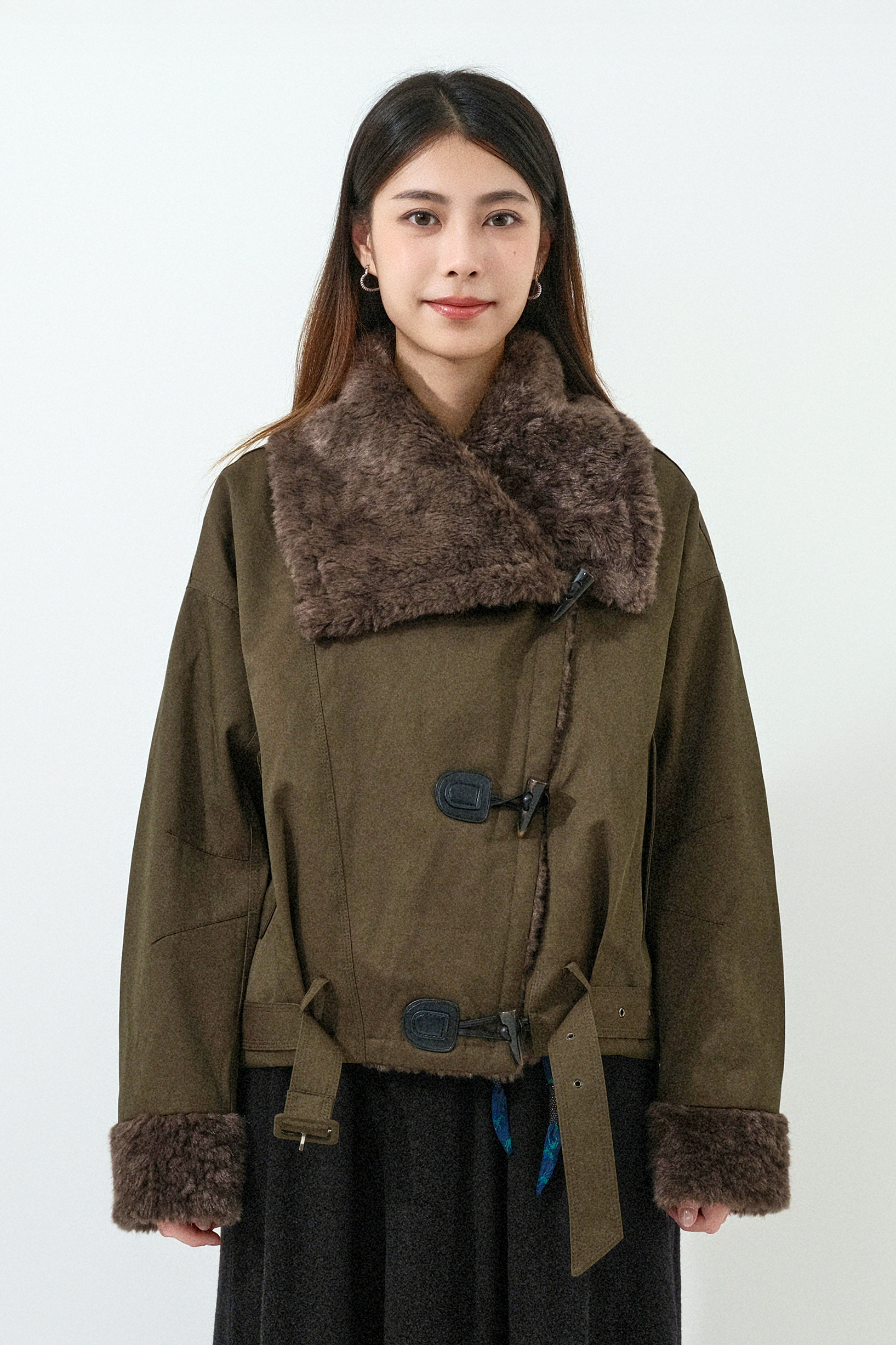 大毛毛領牛角鈕短褸 （預購產品）