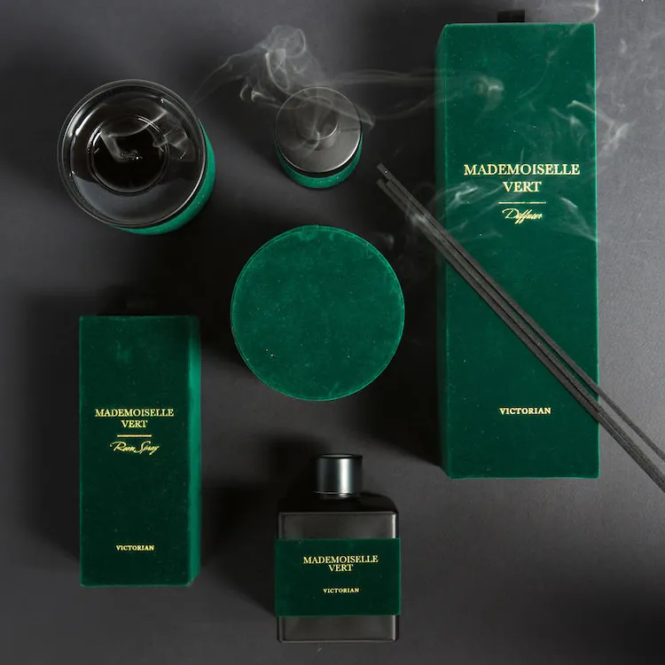 VICTORIAN-Velvet Mademoiselle Vert 甜果香，優雅綠天鵝絨瓶身設計。
