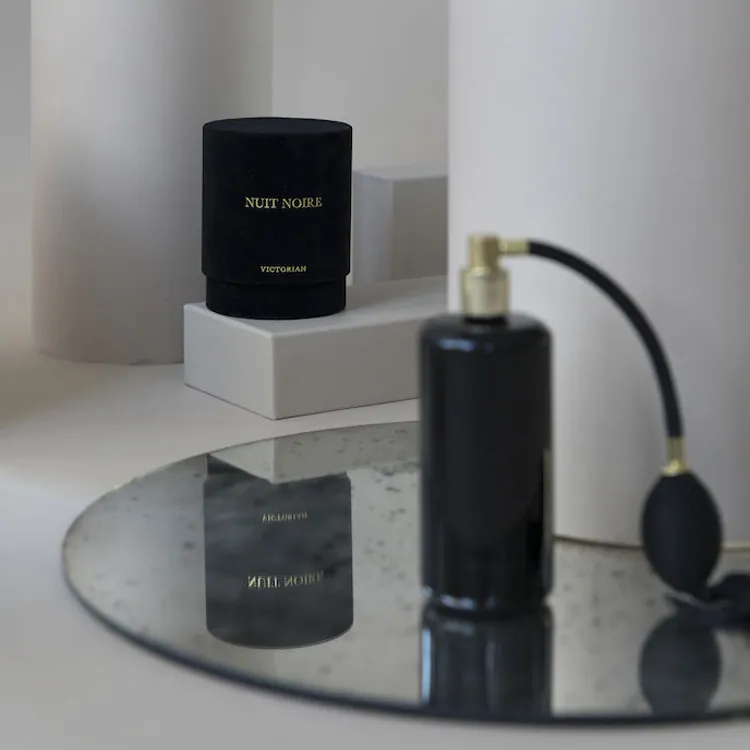 VICTORIAN-Velvet Nuit Norie 茉莉與麝香，優雅的天鵝絨瓶身設計