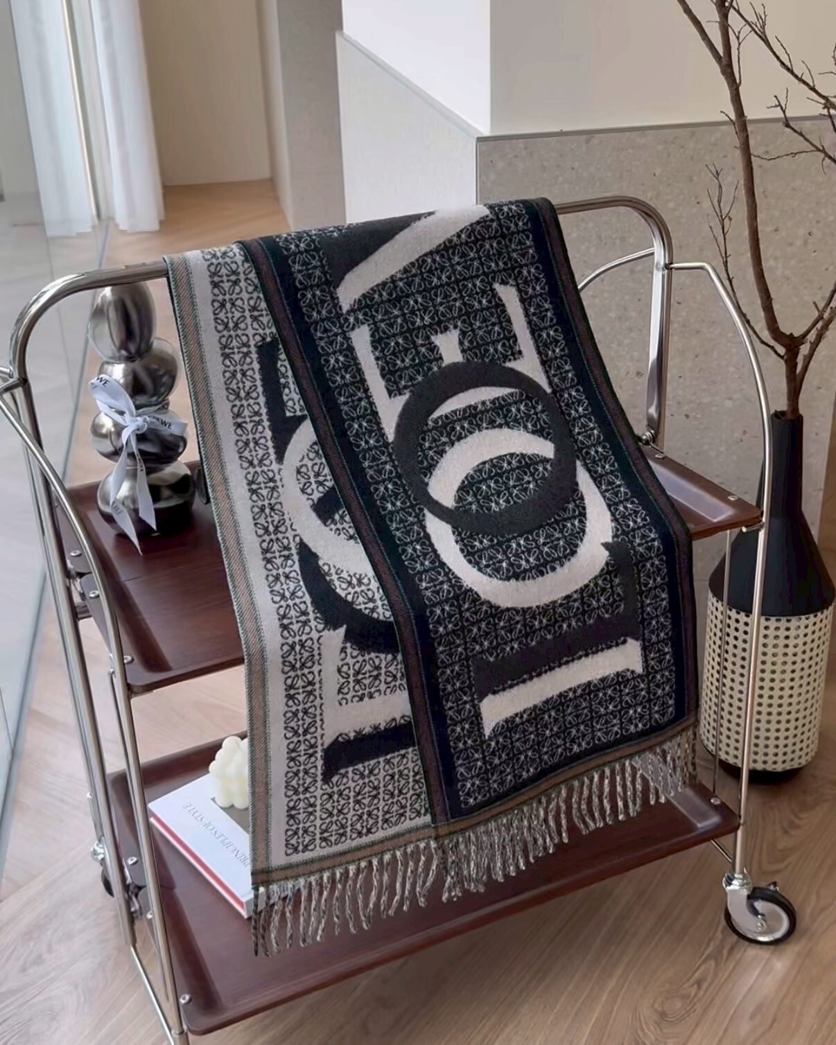 LOEWE｜羊絨羊毛雙面字體圍巾 黑色