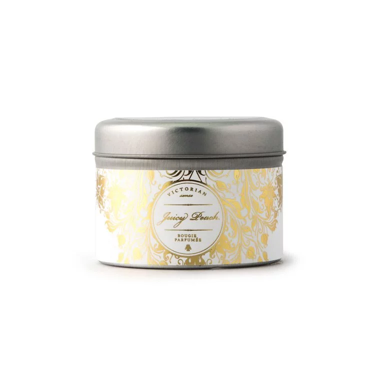 VICTORIAN-蜜桃草莓感官錫盒蠟燭，蜜桃、蘋果與草莓香甜加上青草與樹葉帶來的綠葉調