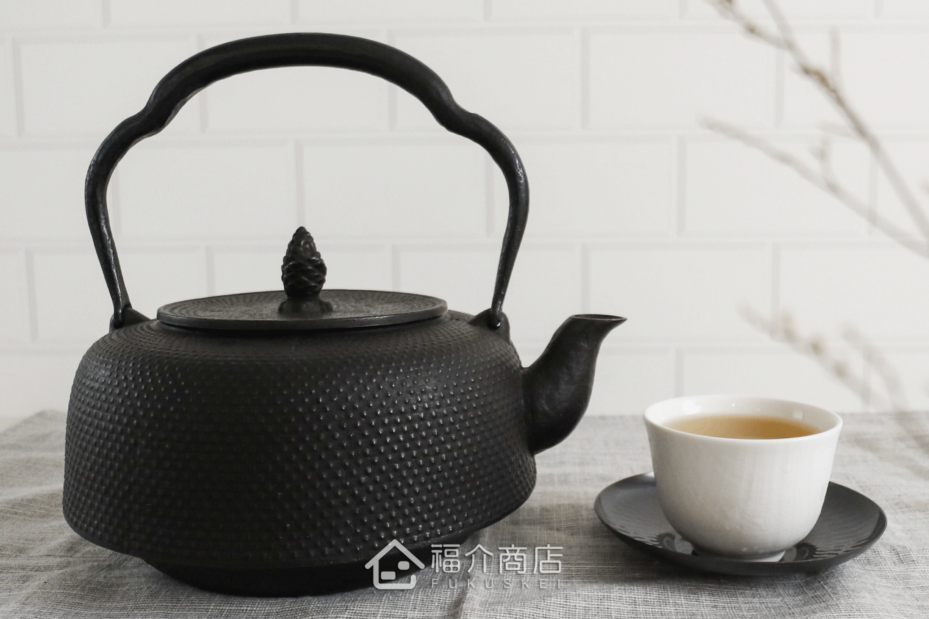 煮水泡茶用的萬代造型鐵壺