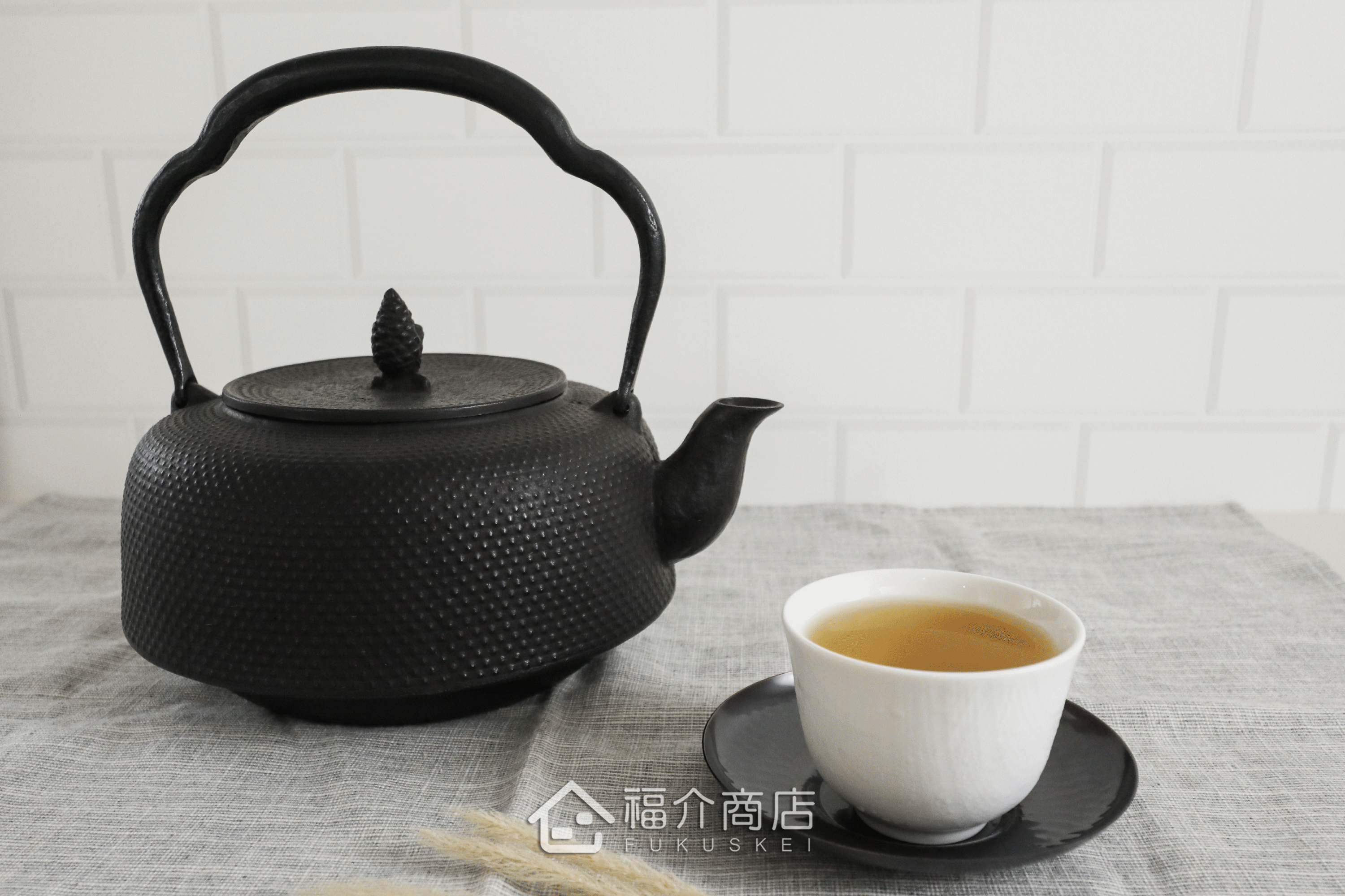 煮水泡茶用的萬代造型鐵壺